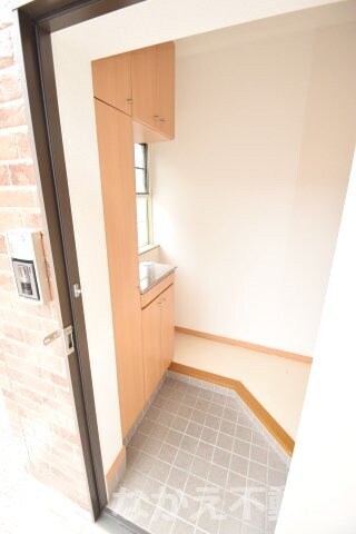 物件内観写真9　(収納もある玄関です)