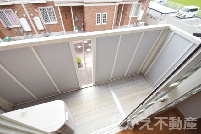 物件内観写真10　(開放的で明るい空間を演出してくれるバルコニーです)