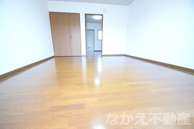 物件内観写真2　(ゆったり過ごせるリビングです)