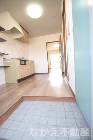 物件内観写真8　(ゆったりとした玄関です)