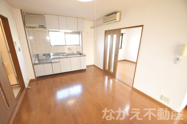 物件内観写真3　(落ち着いた色調の寝室です)