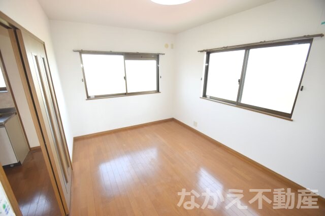 物件内観写真4　(落ち着いた色調の寝室です)