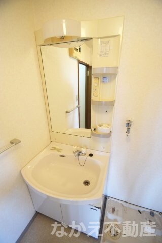 物件内観写真8　(広い洗面スペース)