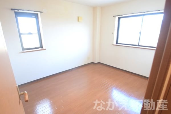 寝室(落ち着いて過ごせるお部屋なので、寝室にいかがでしょうか)