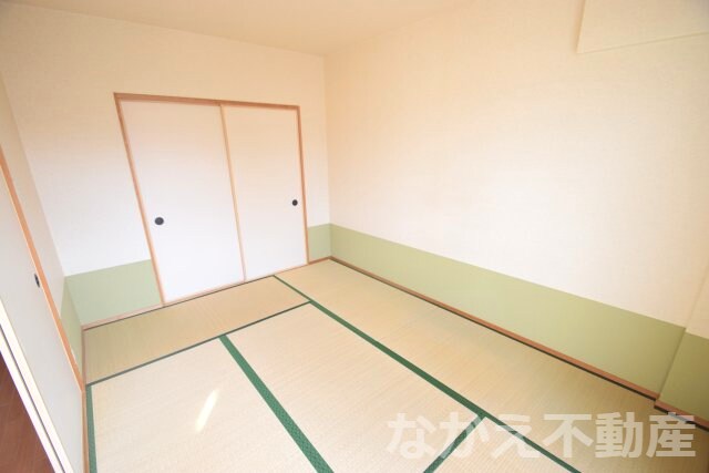 物件内観写真13　(広くて明るい寝室)