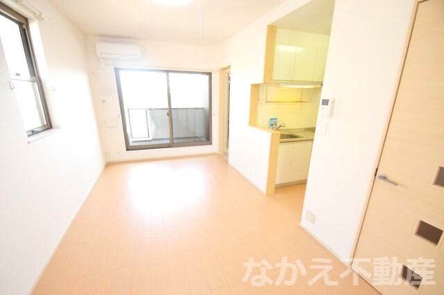 物件内観写真4　(こちらのリビングで趣味の時間をお楽しみください)