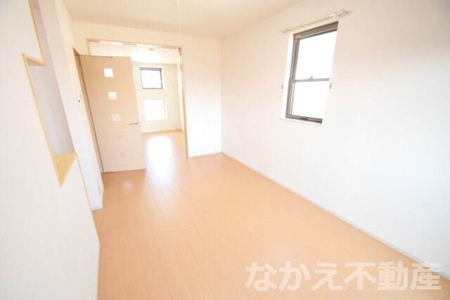 物件内観写真15　(ゆったりとした居間です)