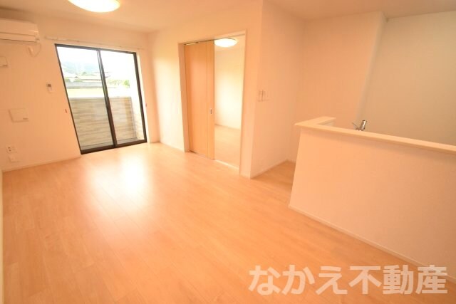 物件内観写真3　(ゆったりとした居間です)