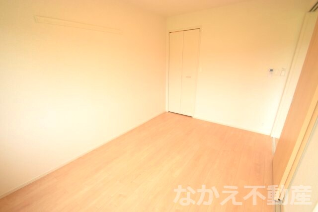 物件内観写真5　(広くて明るい寝室)