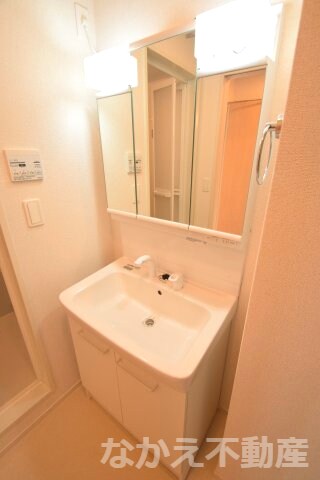 物件内観写真9　(広い洗面スペース)