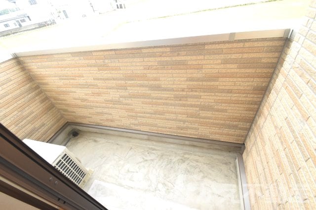 物件内観写真11　(開放的で明るい空間を演出してくれるバルコニーです)