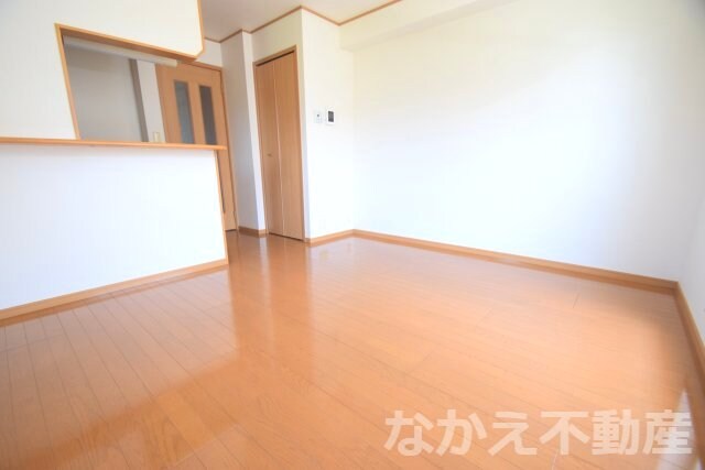 物件内観写真2　(ゆったりとした居間です)