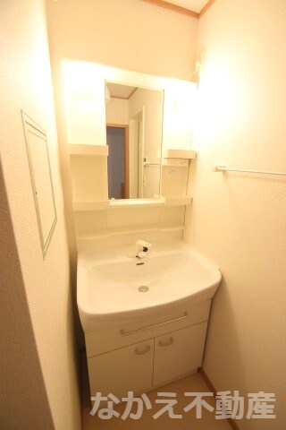 物件内観写真7　(広い洗面スペース)