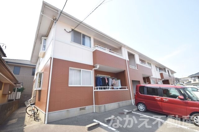 物件外観写真1　(外観は落ち着いています)