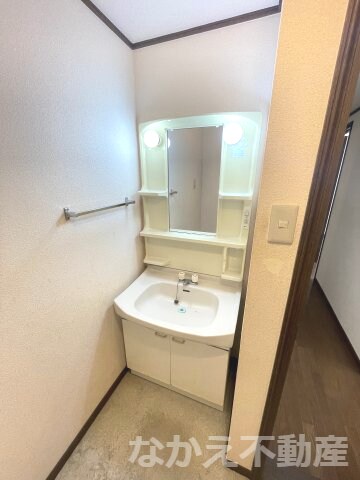 物件内観写真7　(明るい洗面所です)