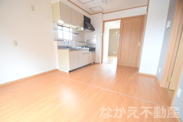 物件内観写真2　(こちらの居間で趣味の時間をお楽しみください)