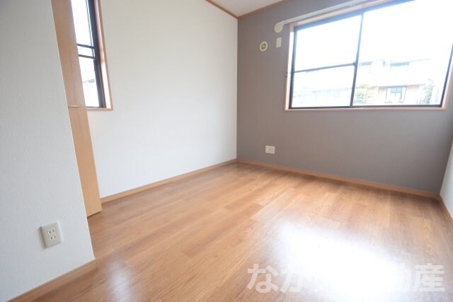 物件内観写真3　(明るい洋室です)