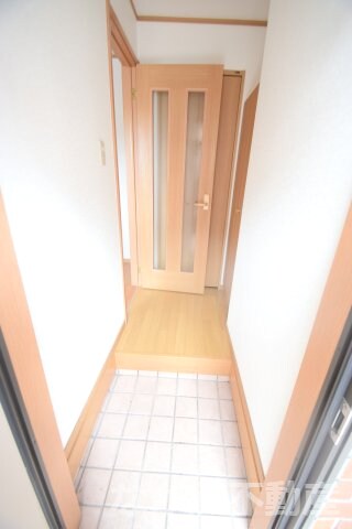 物件内観写真9　(ゆったりとした玄関です)