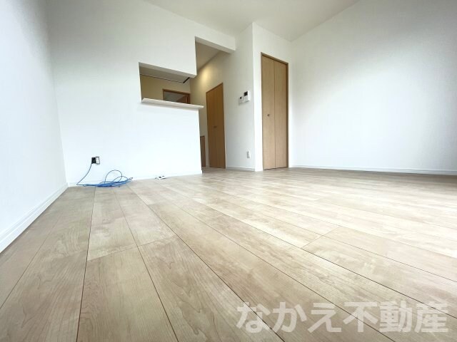 物件内観写真4　(広くて明るい寝室)