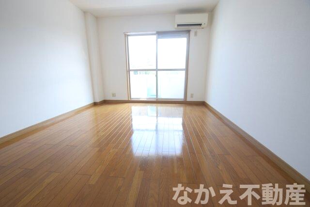 物件内観写真4　(落ち着いた色調の寝室です)