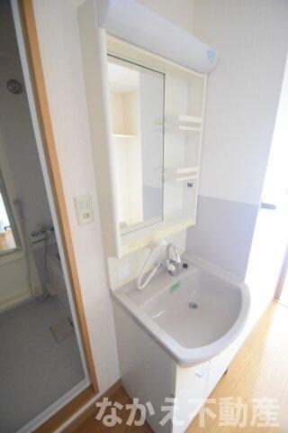 物件内観写真9　(ゆったりとスペースのある洗面所)