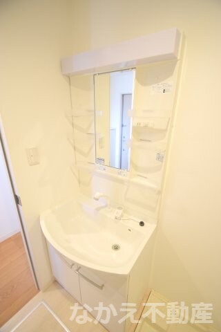 物件内観写真8　(広い洗面スペース)