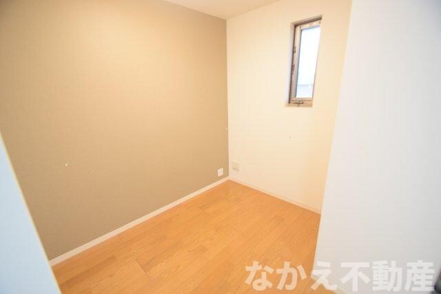 物件内観写真5　(広くて明るい寝室)