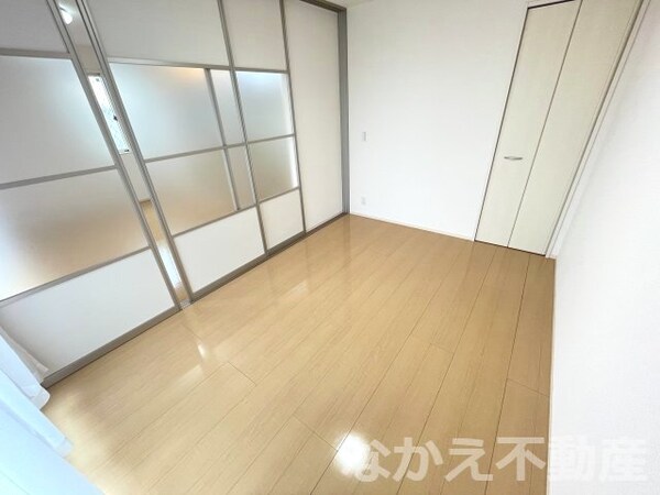 寝室(広くて明るい寝室)