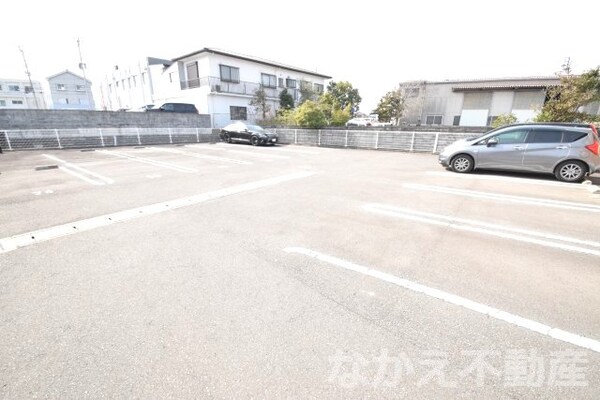 駐車場(駐車場があるので、車を買う予定の方も安心です)