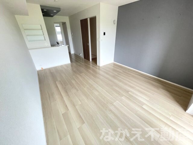 物件内観写真2　(ゆったりとした居間です)