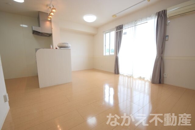 物件内観写真2　(リビングです)