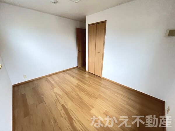 寝室(落ち着いた色調の寝室です)