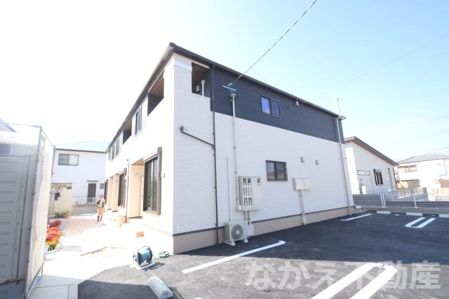 物件外観写真1　(落ち着いた雰囲気の外観です)