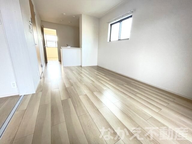 物件内観写真2　(こちらのリビングで趣味の時間をお楽しみください)