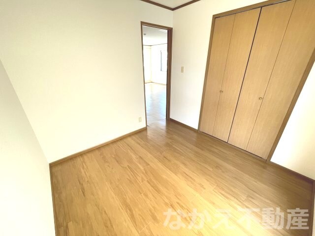 物件内観写真15　(開放的な寝室です)