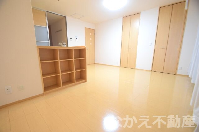 物件内観写真3　(こちらの居間で趣味の時間をお楽しみください)