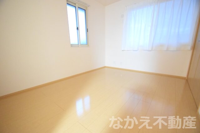 物件内観写真4　(広くて明るい寝室)