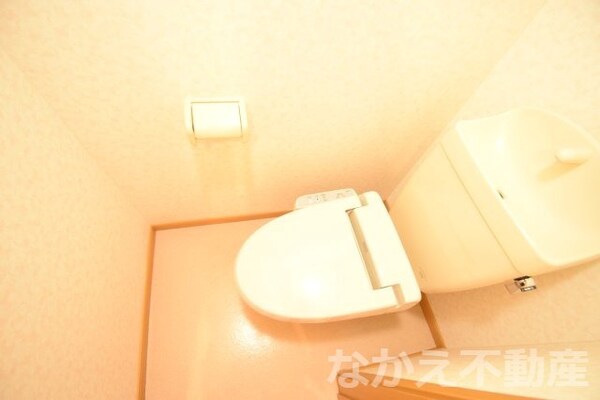 トイレ(落ち着いた色調のトイレです)