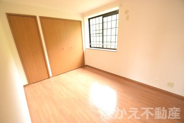 寝室(広くて明るい寝室)