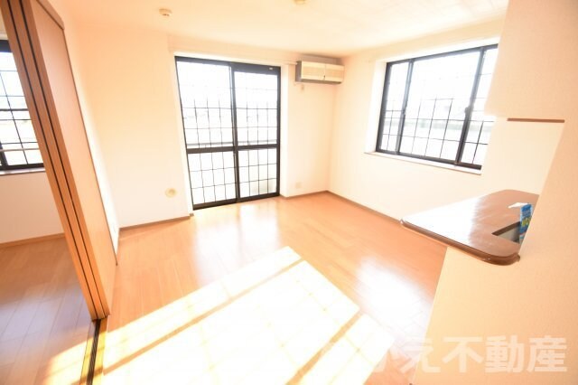 物件内観写真3　(広くて明るい寝室)