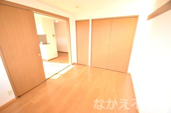 寝室(落ち着いて過ごせるお部屋なので、寝室にいかがでしょうか)