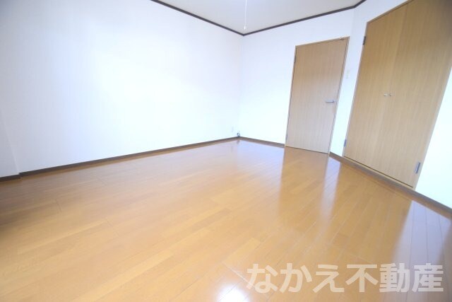 物件内観写真4　(ゆったりとした居間です)