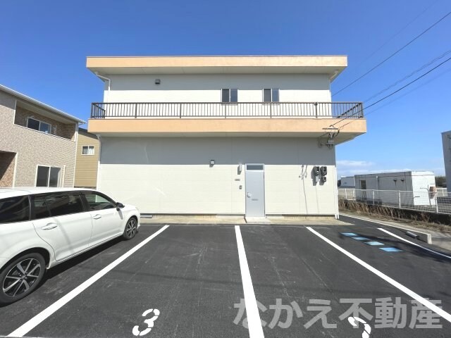 物件外観写真2　(車をお持ちの方に嬉しい駐車場付きの物件です)