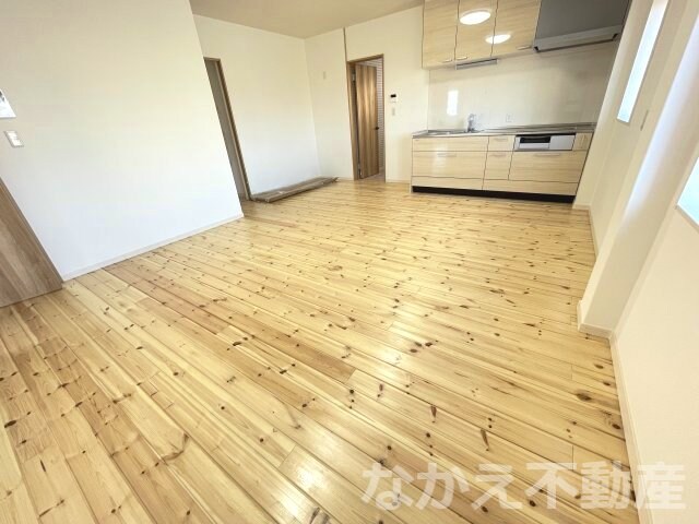 物件内観写真3　(こちらのリビングで趣味の時間をお楽しみください)