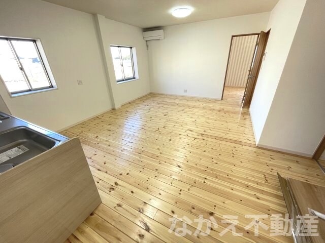 物件内観写真4　(こちらの居間で趣味の時間をお楽しみください)