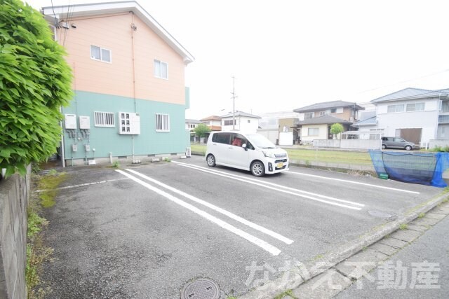 物件外観写真3　(駐車場に車を止められます)