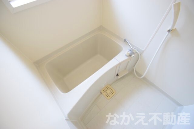 物件内観写真9　(日々の疲れを癒すお風呂付です)