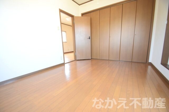 物件内観写真26　(落ち着いた色調の寝室です)