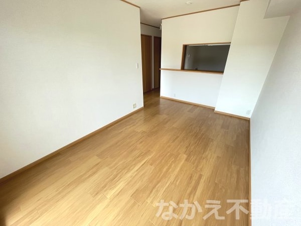 居室(こちらの居間で趣味の時間をお楽しみください)