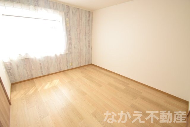 物件内観写真3　(ゆったりとした居間です)